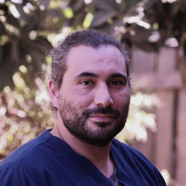 Retrato de un hombre con cabello y barba oscuros