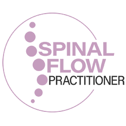 Logo van Spinal Flow Practitioner met paarse cirkels en tekst in een dunne cirkelvormige omlijning.