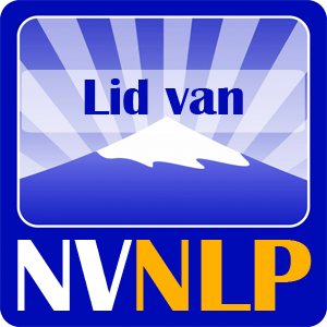Blauw logo met bergen en de tekst 