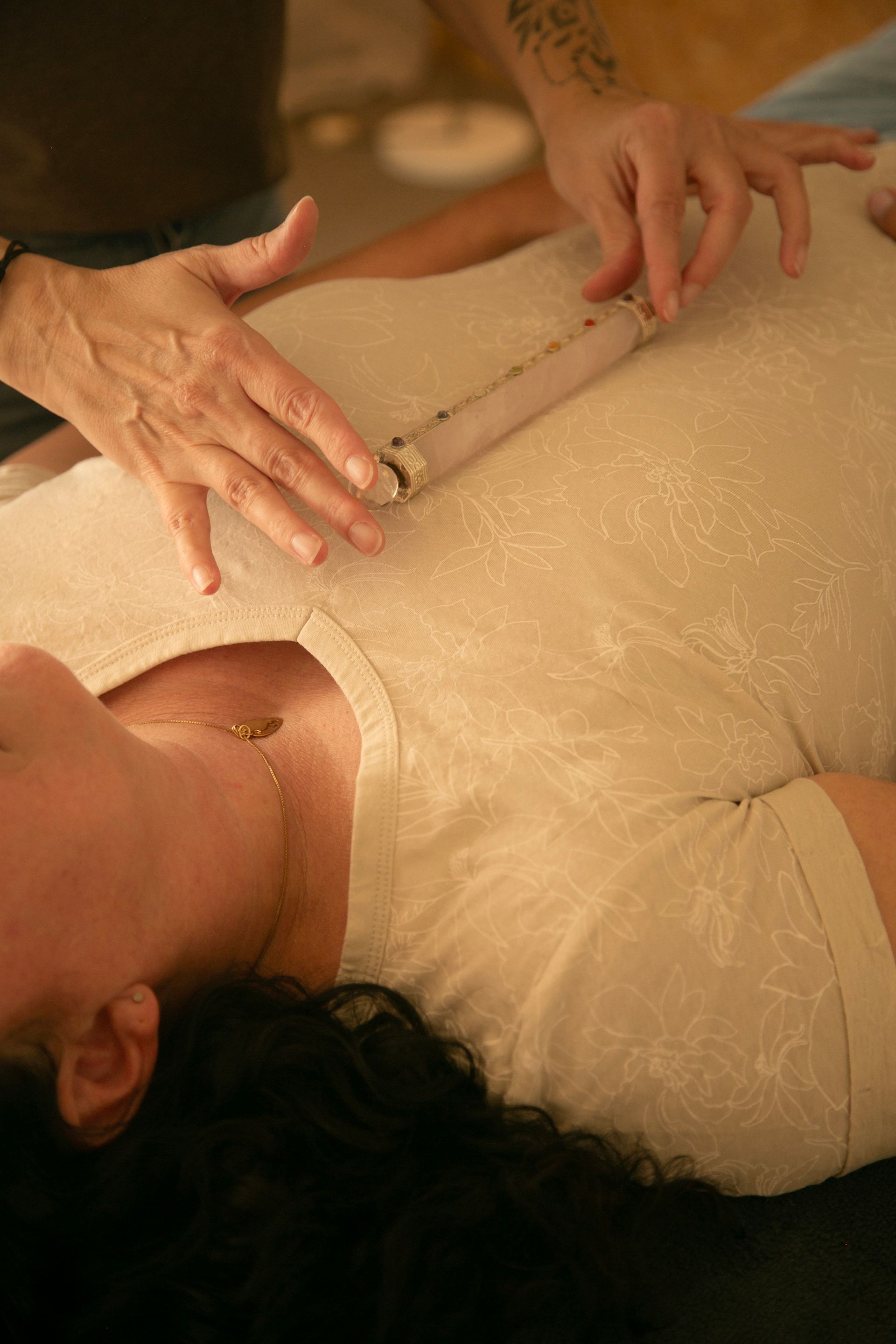 Tijdens een massage of lichaamswerksessie worden de handen gebruikt om de buik van een persoon te betasten.