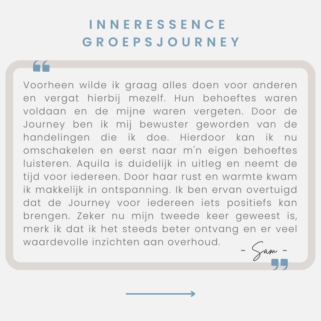 Nederlandse citaatkaart in zachtblauw en beige met decoratieve tekst en een pijl onderaan.