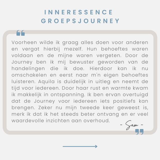 Nederlandse citaatkaart in zachtblauw en beige met decoratieve tekst en een pijl onderaan.