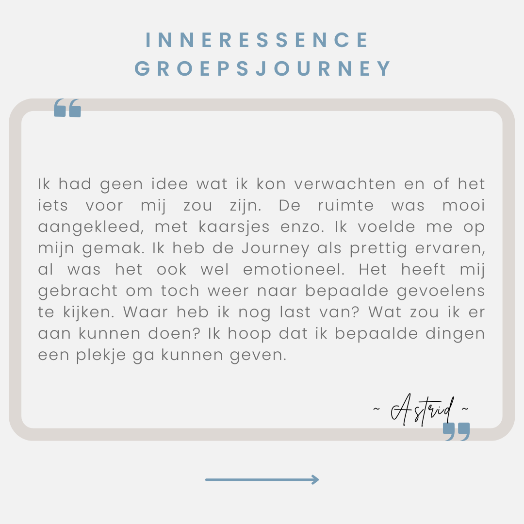 Een afbeelding met een Nederlands citaat op een lichtblauwe achtergrond, met een beige tekstvak en pijlaccenten.