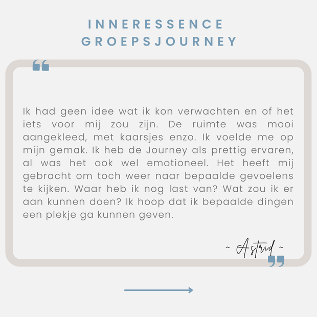 Een afbeelding met een Nederlands citaat op een lichtblauwe achtergrond, met een beige tekstvak en pijlaccenten.