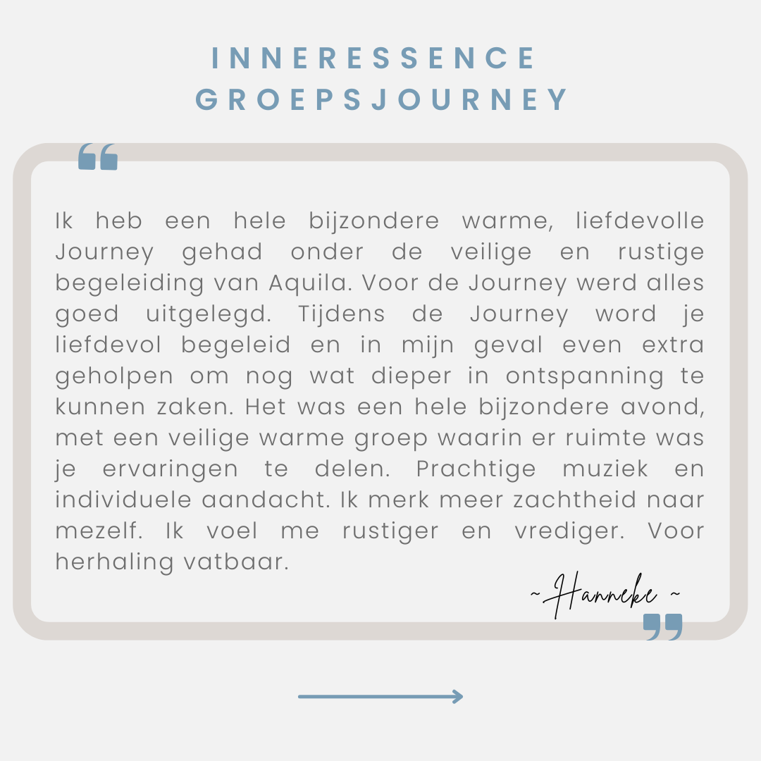 Grijze quote-kaart met blauwe titel ‘INNER SENSE GROEPSJOURNEY’ en Nederlandse testimonialtekst met pijl onderaan