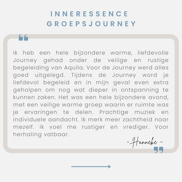 Grijze quote-kaart met blauwe titel ‘INNER SENSE GROEPSJOURNEY’ en Nederlandse testimonialtekst met pijl onderaan