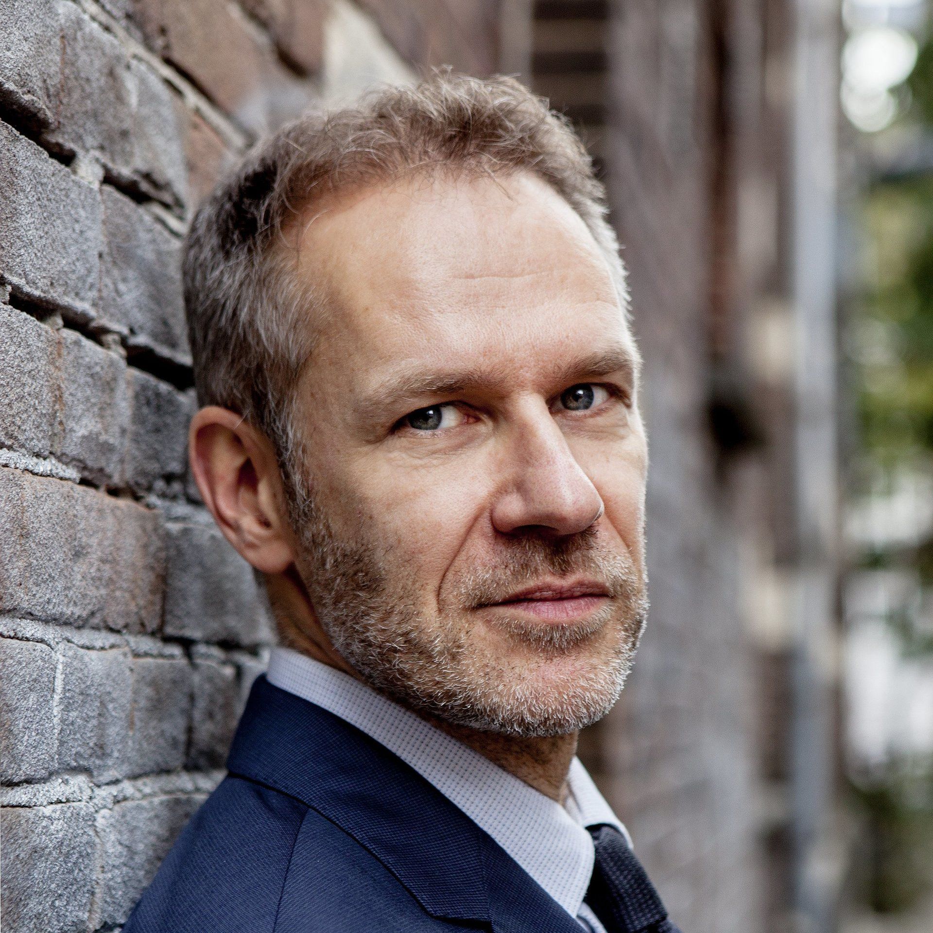 Arthur Umbgrove was op zoek naar meer mogelijkheden om op te treden en zijn boeken op een aansprekende manier presenteren. Josje Kramer van Querido verwees hem naar mij. Inmiddels maken Arthur en ik plannen om schrijfweekenden te organiseren, in zijn Brabantse boerderij.