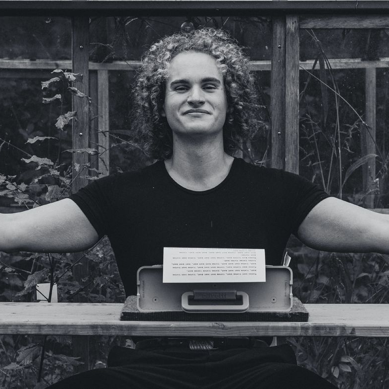 Roman benaderde mij op advies van Jana van Caspel: producent en organisator in de literaire wereld. Voor het organiseren van je publiciteit moet je - volgens Jana- namelijk bij ons zijn.