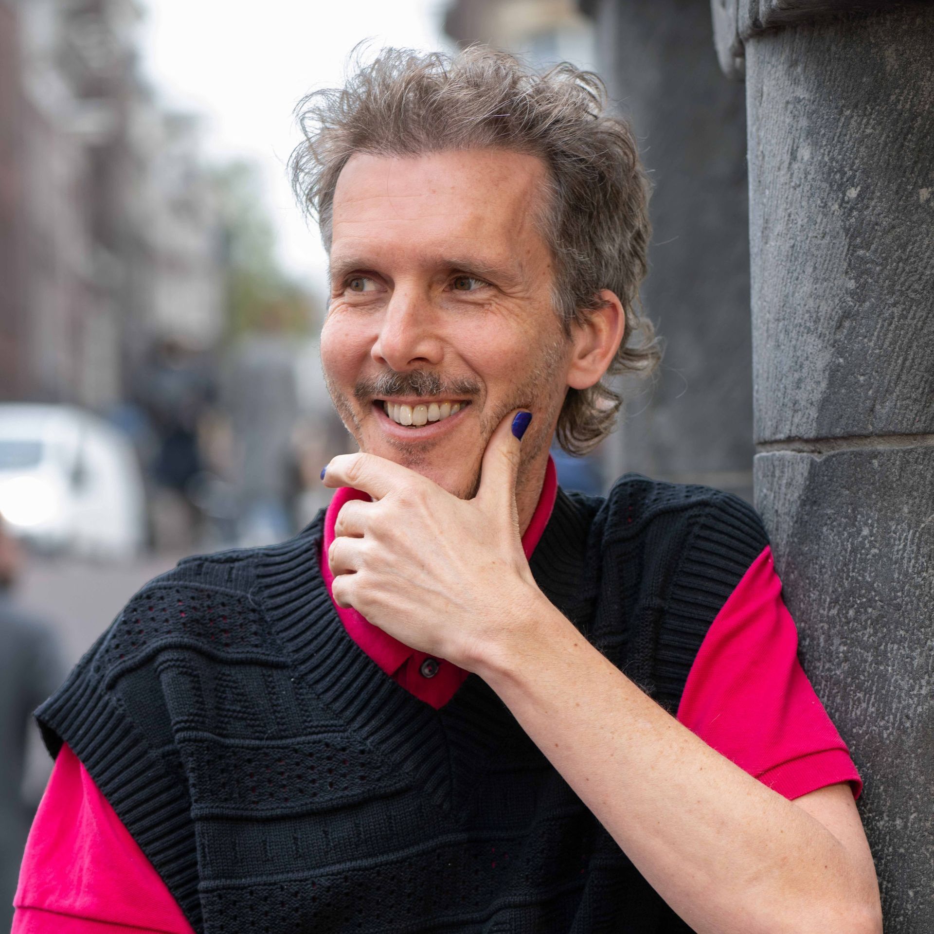 Joris van der Geest raakte als investment banker gefascineerd door tantra en schreef naar aanleiding daarvan zijn debuutroman De oneindige marshmallow test. Met zijn tweede roman Iedereen is Faust schrijft hij hilarisch en confronterend over toxic masculinity in hedendaags Amsterdam. Voor de publiciteit en boekpresentatie van deze tweede roman heeft hij mij benaderd.