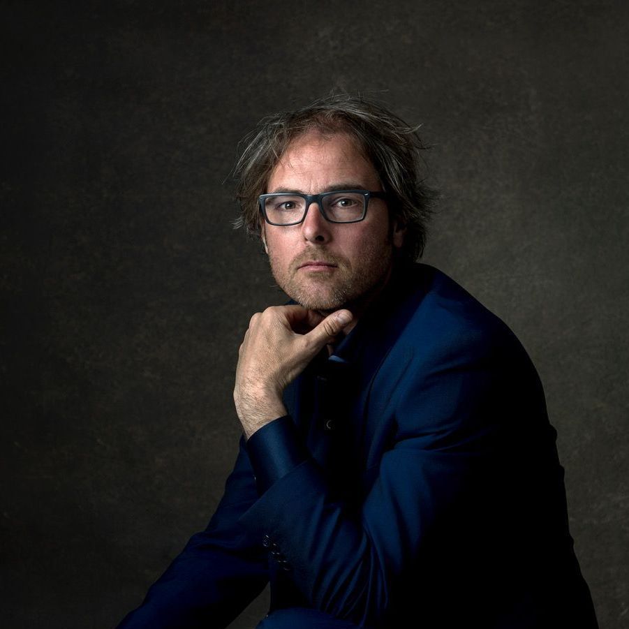 Bas schakelde mij enkele jaren geleden in voor het regelen van zijn optredens. Sindsdien houden we ook inhoudelijk en op het vlak van publiciteit contact (aanvullend aan de PR van Uitgeverij Nieuw Amsterdam), in verband met Morgan - Een liefde, De lafaard én het nieuwe boek waaraan hij schrijft.
