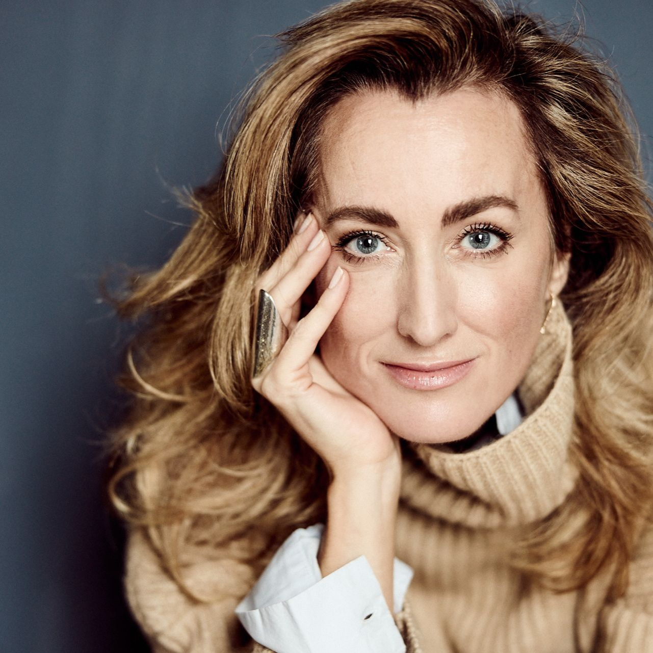 In de schaduw van het Amstel is de nieuwe roman van Sarah Meuleman, gebaseerd op feitelijke personages en gebeurtenissen. Ze liet zich voor het boek inspireren door de rijke geschiedenis van het Amstel Hotel. Meuleman geeft het boek uit bij Grow Books, een jonge uitgeverij die het belang van de boekhandel actief wil onderstrepen. Een keuze die de auteur bij dit project volledige creatieve vrijheid heeft kunnen bieden.