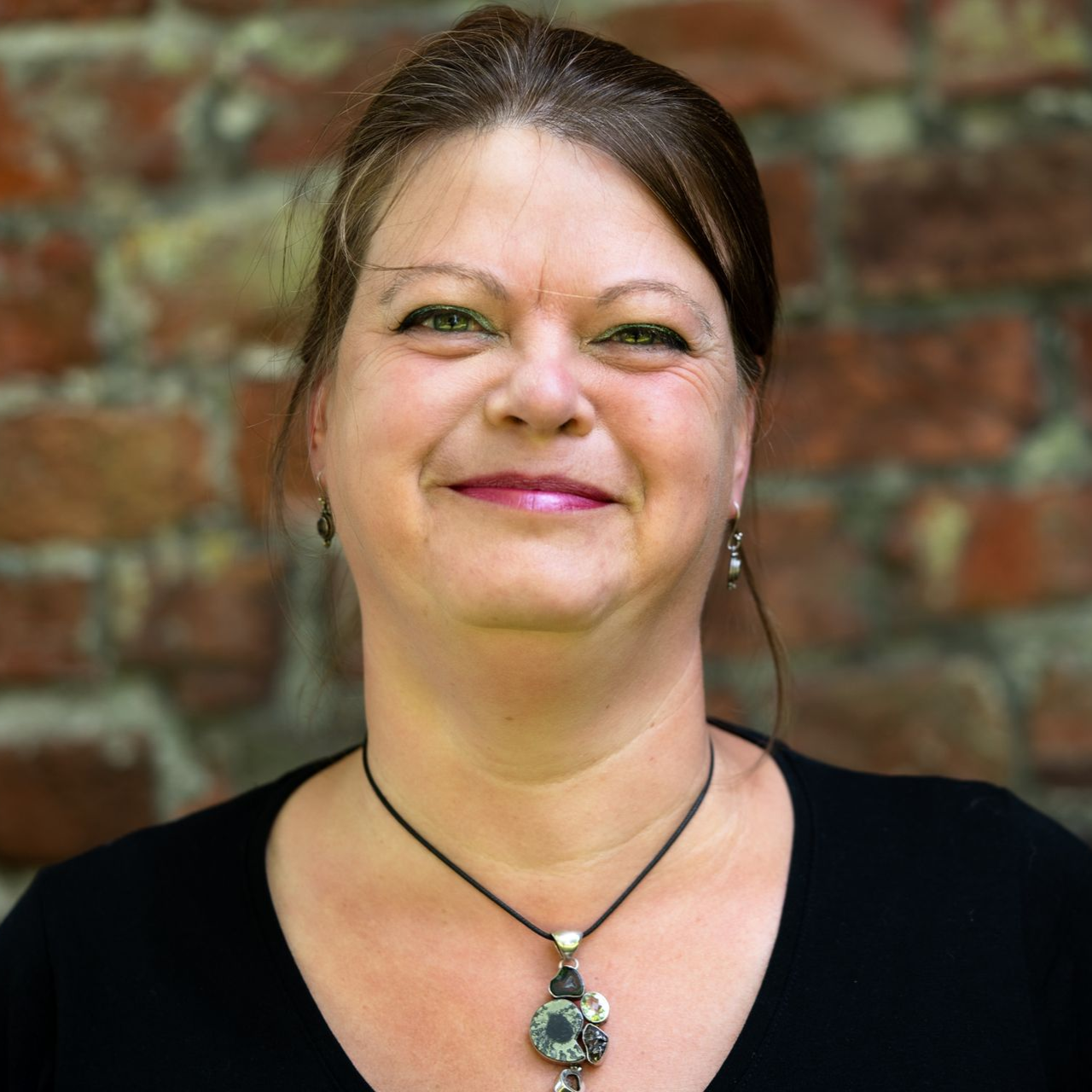 Schrijver en pubercoach Femke Wester schrijft goed gelezen columns, die ze nu verwerkt heeft tot een boek: Pubers hebben groot gelijk. Ze schrijft heel leuk, op een lichte toon, ook wanneer het over de zware thema's van het opvoeden gaat. Pubers hebben groot gelijk wordt in 2026 uitgegeven bij Van Duuren Management.