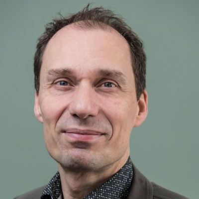 René Rector publiceerde al eens een sciencefiction-roman, maar op het moment van verschijning ging de uitgeverij failliet. Daarna kwam het lange tijd niet meer van schrijven. Schrijfcoach Josha Zwaan verwees hem door naar mij. René heeft een merkbouwtraject gevolgd. Zijn nieuwe sf-manuscript is ondergebracht bij Uitgeverij Ambilicious.