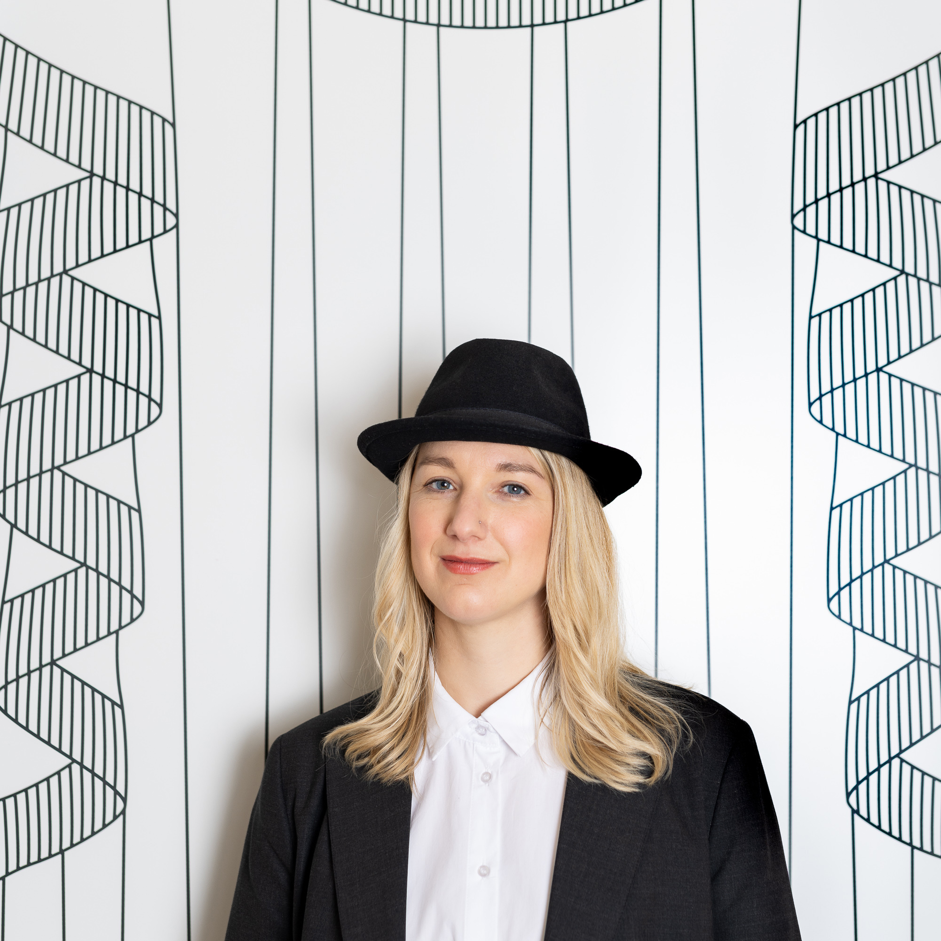 Muzikaal, dichtend en schrijvend multi-talent Irene Wiersma is bij mij terechtgekomen via schrijfcoach Josha Zwaan. Haar prozadebuut Prooidier brachten we onder bij Uitgeverij Passage. Ondertussen schrijft ze alvast het vervolg.