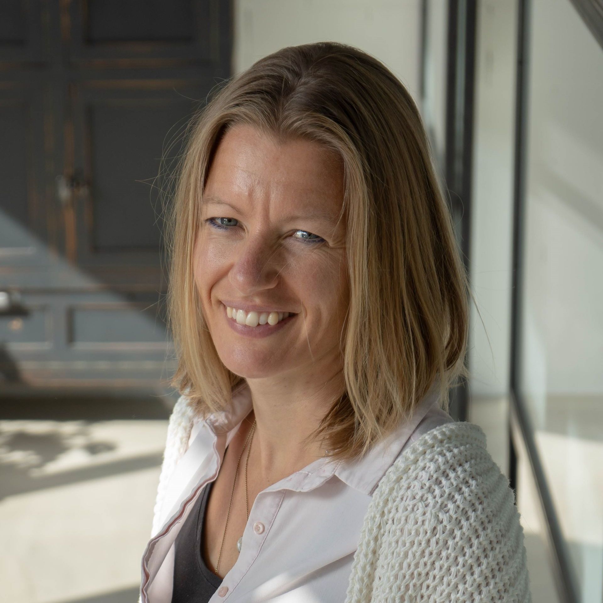 De samenwerking met schrijver/coach Irene van Gent begon met het aanbieden van haar manuscript bij uitgeverijen. Inmiddels concentreren we ons op de ontwikkeling van de marketing en communicatie rond haar diensten. Bijvoorbeeld via haar nieuwe website, en het opzetten van een levendige community door met name het activeren van haar sociale media.