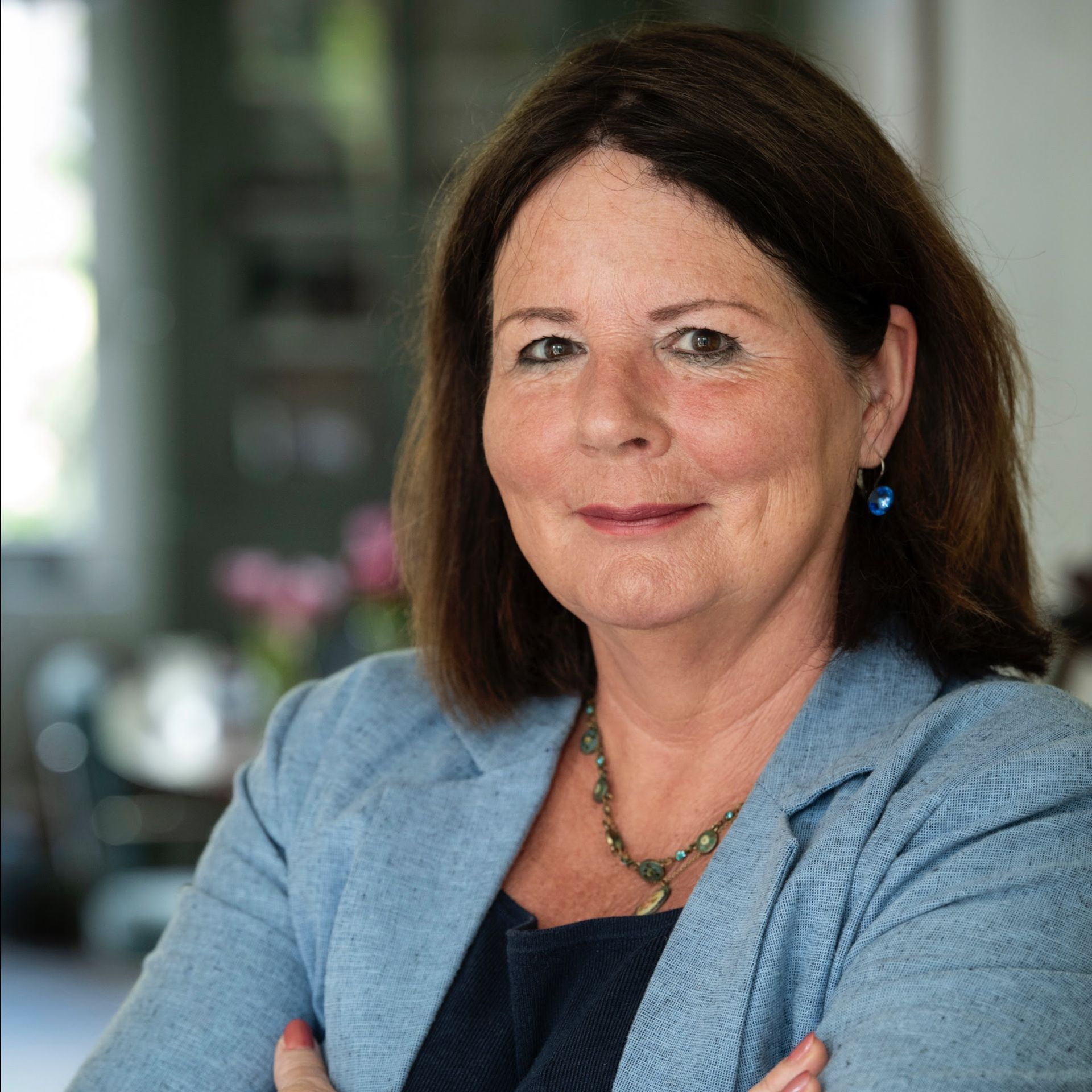Josha en ik trekken al vanaf het begin van mijn literair agentschap samen op. Toen ik met Martha Baalbergen, van Boekhandel van der Meer, het Cultuurcafé organiseerde, interviewde ik Josha over haar debuut Parnassia. Sindsdien help ik haar met optredens en als agent. Josha is een ervaren spreker en weet met haar warme, open stijl lezers te boeien.