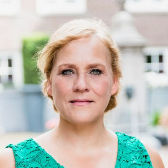 Auteur Manon Jütte zocht naar manieren die bij haar passen om zich aan de buitenwereld te presenteren. Daarom deed ze bij ons zowel de cursus Van manuscript naar uitgever als de basiscursus van Schrijvers op Socials.