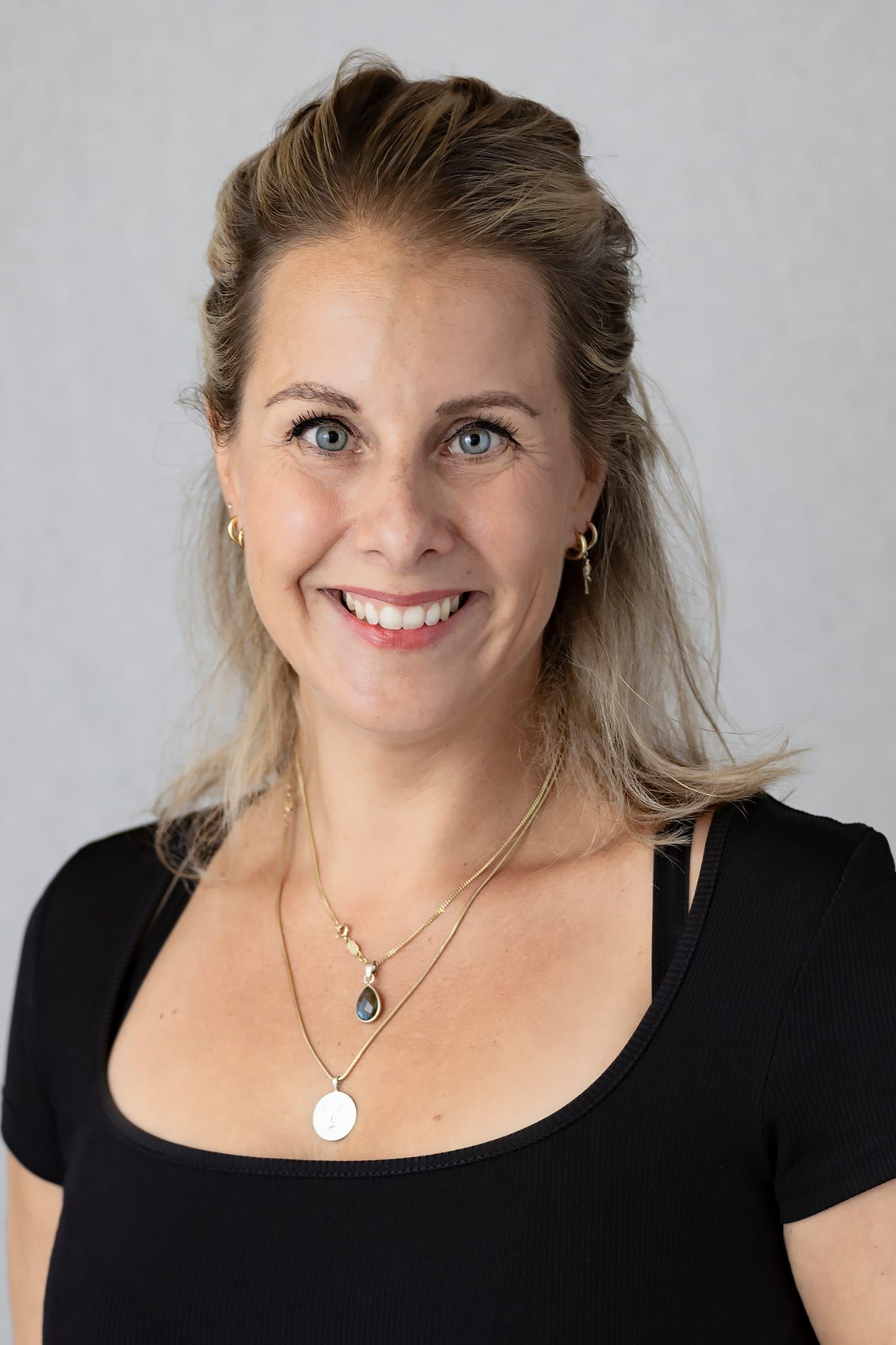 Madelon Beusink vond mij via Google. Ze heeft eerder al een boek (Rauw) in eigen beheer uitgebracht, maar haar nieuwe manuscript wilde ze graag bij een gevestigde uitgeverij onderbrengen. En dat is gelukt! Eeuwig schaak komt in 2024 uit bij Uitgeverij Blauwburgwal.
