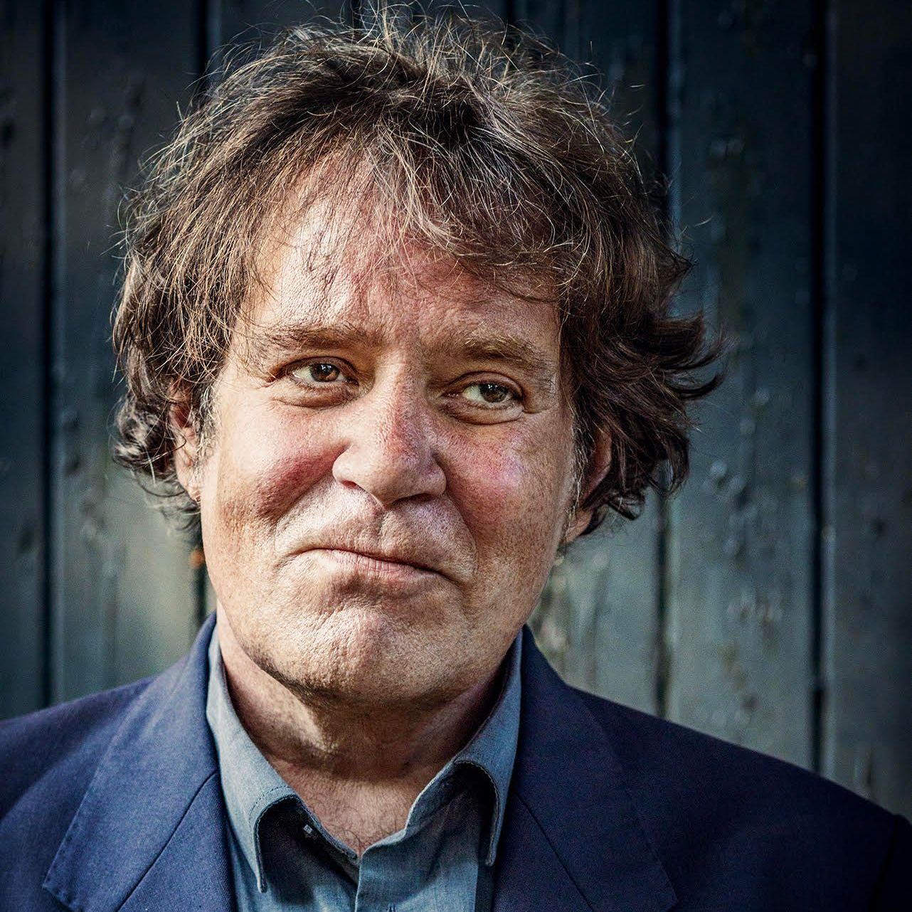 In Flevoland kennen mensen Mario als Stadsdichter, van zijn spoken word- en muziekgezelschap Echte Mensen en als columnist van de regionale krant. We zijn een merkbouwtraject ingegaan om zijn bekendheid naar landelijke proporties uit te breiden. Januari 2025 verschijnt Dode dichters dichten niet. Ondertussen werkt Mario aan een nieuw manuscript.