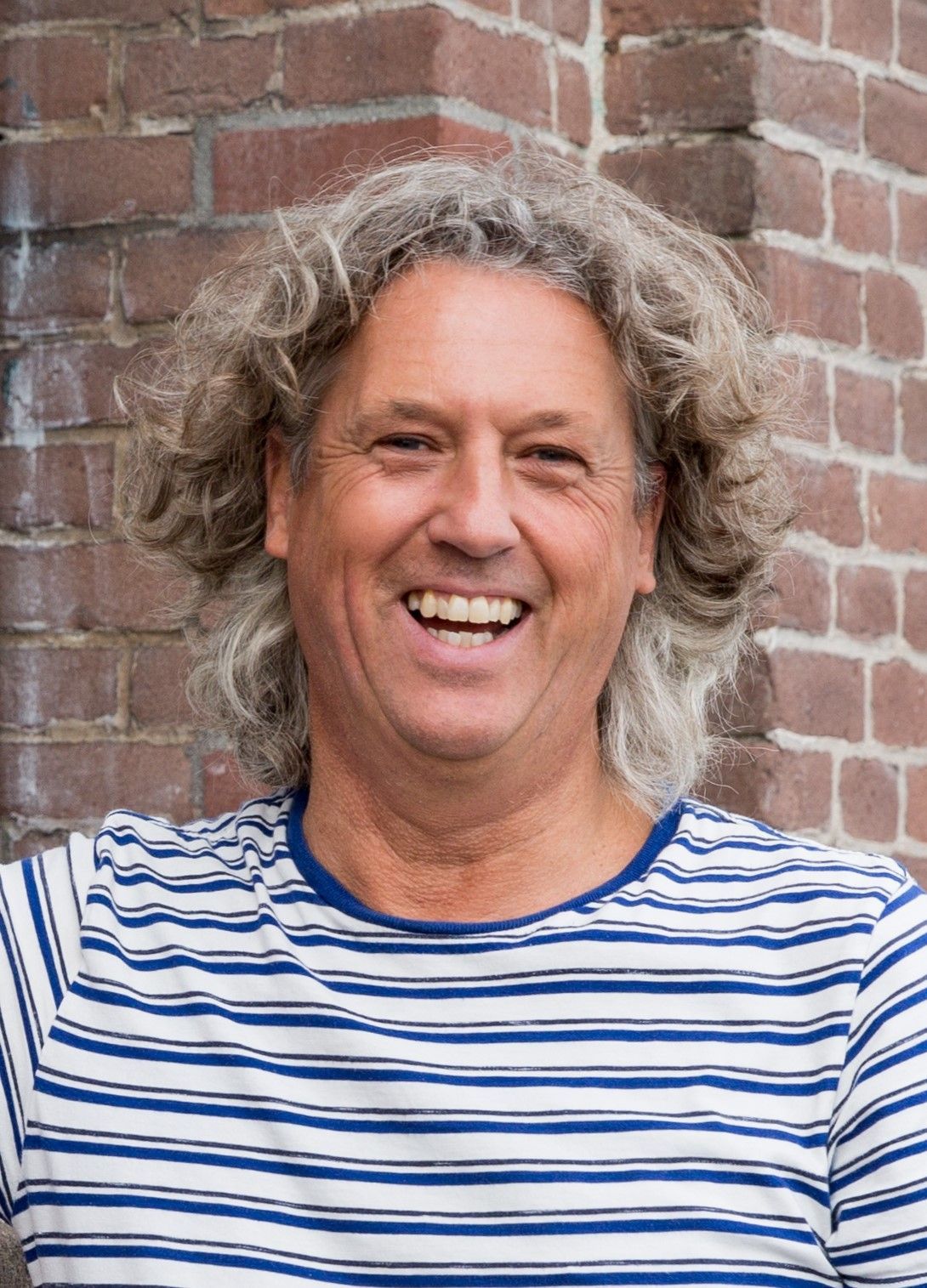 Het engagement en enthousiasme van schrijver en docent Mark Boode werkt aanstekelijk. Hij zet zich 100 % in voor een groene en gezonde toekomst voor en met onze kinderen, en gebruikt daarbij de veranderkracht van zijn creativiteit en fantasie. Onder meer door het schrijven van YA-romans als Winnen van de wereld (2023). Het nieuwe boek van de toekomstdenker En ze leefden nog. Hoe een nieuw verhaal de wereld kan veranderen is een avontuurlijk, optimistisch en praktisch boek voor volwassenen, over verbeelden, experimenteren, uitdragen en verbinden.
