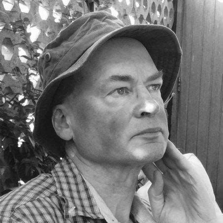 Hans Dijkhuis heeft me benaderd voor hulp bij het publiceren van zijn nieuwe werk. Verschillende uitgeverijen toonden belangstelling voor zijn laatste manuscript Een dagje uit . Hij koos voor Uitgeverij Ambilicious.
