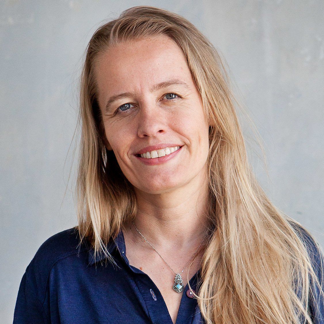 Via literair agentschap Marianne Schönbach en de Amsterdamse schrijvers-tam-tam is Paulien bij mij terechtgekomen. Haar boek Wat volgt op een vergissing, in 2019 uitgegeven bij Nijgh & van Ditmar, verdiende extra publiciteit. We hebben nog regelmatig contact en ik schakel haar incidenteel in als schrijfcoach.