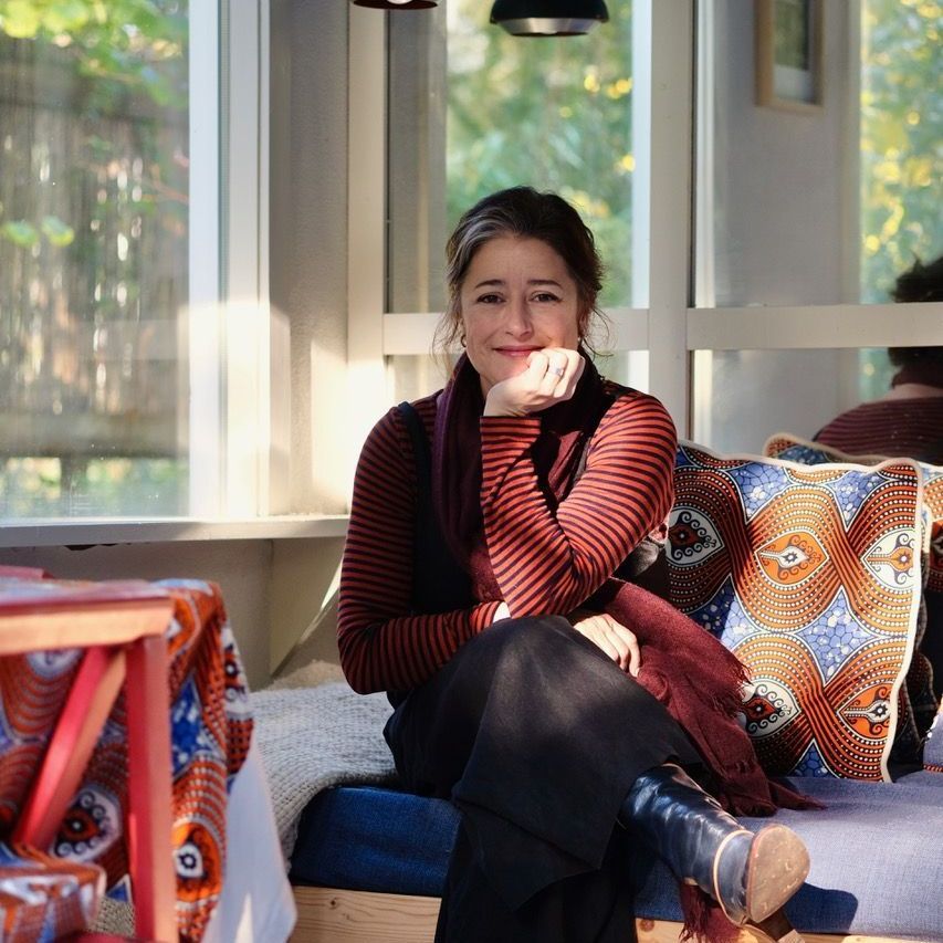 Florence Tonk was -debuterend en hoogzwanger- te gast bij ons literair festival ‘Schrijvers Binnen’. Dat was in 2010. Sinds die tijd hebben contact gehouden. Vriendschappelijk wanneer we elkaar spreken over het boekenvak en leven als zzp-er. En sinds 2017 ook zakelijk, omdat ik lezingen en optredens voor Florence mag verzorgen.