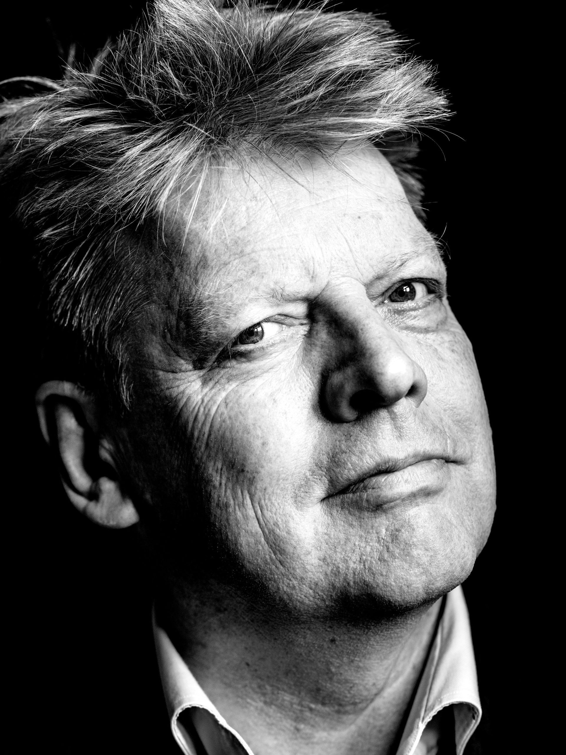 Marc Reugebrink, expat in Gent, werd door Uitgeverij Querido aan mij voorgesteld. Zijn romans zijn van grote schoonheid. Bij zijn optredens maakt hij gebruik van muziek en eigen beeldmateriaal, en Marc heeft ook nog eens een van de mooiste stemmen van Nederland. In 2023 verschijnt Om honing gaat het niet, zijn eerste poëziebundel in 30 jaar.