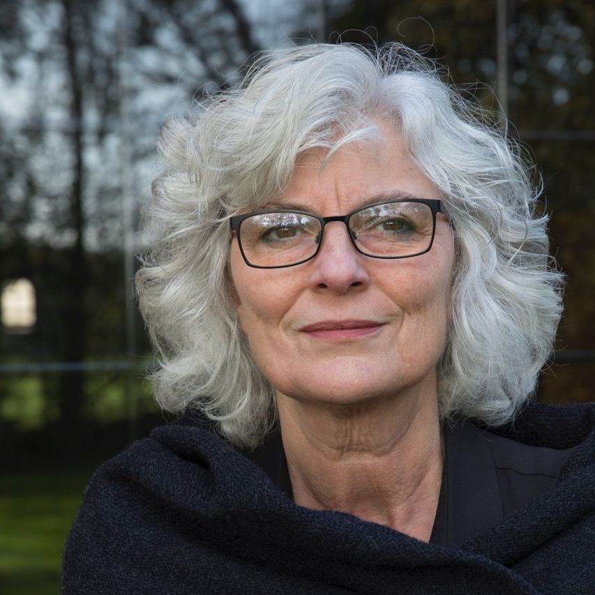 Natuurlijk kende ik Anneloes Timmerije als literair auteur. Dus toen ze mij benaderde om haar bij te staan in haar marketing en communicatie, waaronder het regelen van optredens voor haar laatste roman De mannen van Maria (Uitgeverij Querido), was ik verheugd.