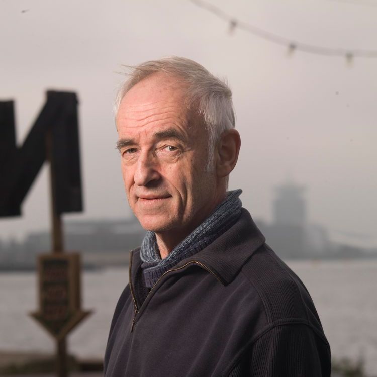 Warner van Wely zocht in mij een literair agent. Ik kende zijn naam van Dogtroep. Als auteur is hij gespecialiseerd in microfictie, een genre dat groot is in Amerika en verwant aan het Zeer Korte Verhaal. Zijn eerste bundel Eén verscheen bij Van Oorschot, een tweede boek In diggelen verscheen op 19 juni 2025 bij Ambilicious.