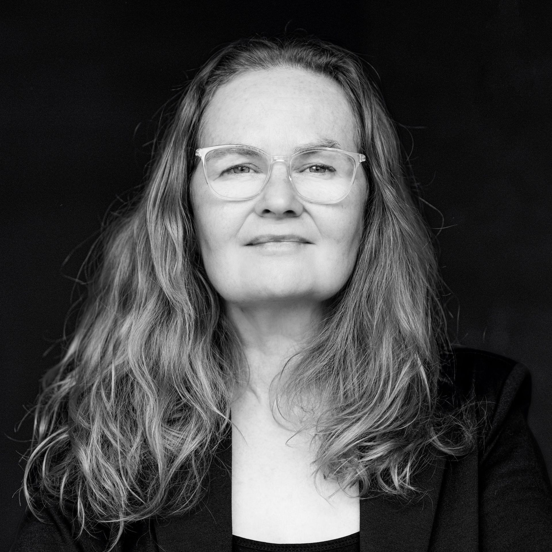 Alida zag mij vaak op sociale media voorbij komen en benaderde mij. Ze schreef Nimf, een pittige nieuwe roman over herstel na misbruik en verlies, en hoe helend verbinding is bij het overwinnen van trauma. Ik hielp haar bij het zoeken naar een geschikte uitgeverij. Nimf verscheen najaar 2025 bij Ambilicious.