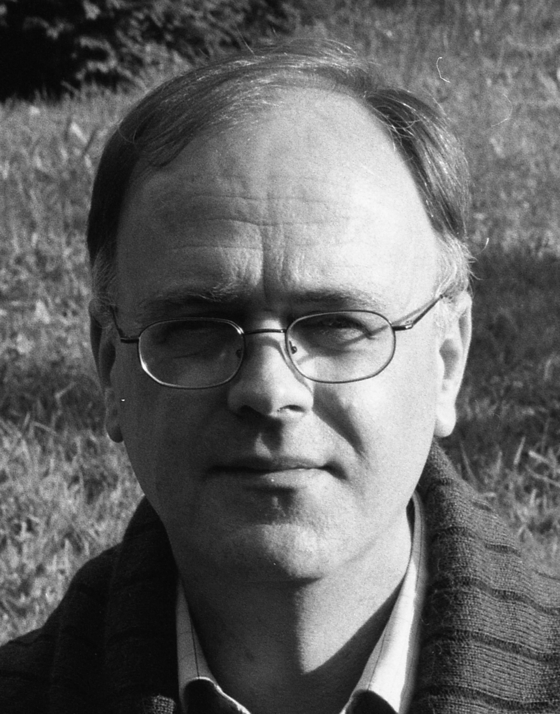Caspar Visser 't Hooft is bij mij terechtgekomen via Paul Dijkman, die toen al met mij en Uitgeverij IJzer samenwerkte. Hij schrijft als een tierelier. Over zijn land, Frankrijk, en over zijn verwanten: van oudsher mensen van stand en deel van de bestuurlijke elite. Jaap Scholten is een verwant schrijver.
