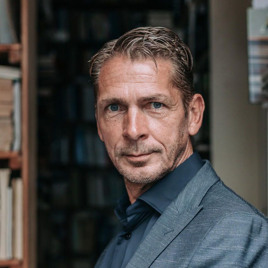 Eric Bakker en ik kwamen in contact via Facebook . Na een fijn gesprek zijn we een uitgebreid traject ingegaan, waarin ik hem - met een aantal succesvolle thrillers op zijn naam - help de overstap te maken naar een grote(re) uitgeverij, en bij het bouwen aan het merk 'Era Richmen' (zijn pseudoniem).