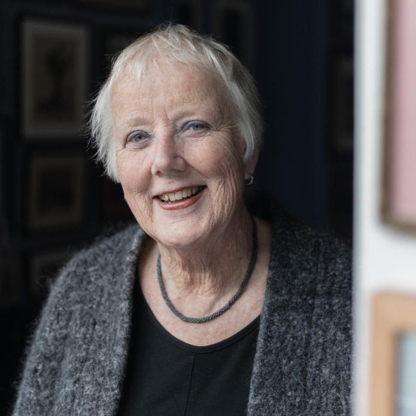 Yvonne Wagenaar stuurde mij haar manuscript voor een quickscan. Sonara is een prachtig verhaal, vol levenslessen en wijsheden. Het in eigen beheer uitgegeven boek is bijzonder mooi vormgegeven, in lijn met het verhaal. Tijdens haar optredens wordt ze , wanneer dat mogelijk is, begeleid door een gitarist.