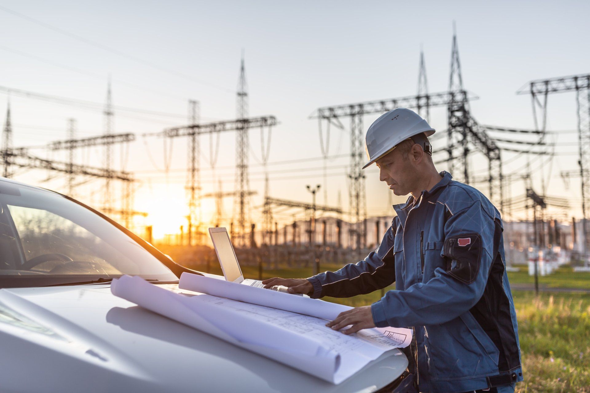 Engineer with White Hard Hat Reading Blueprints - Long Lake, MN - Gronberg & Associates, Inc. Engineer with White Hard Hat Reading Blueprints - Long Lake, MN - Gronberg & Associates, Inc.