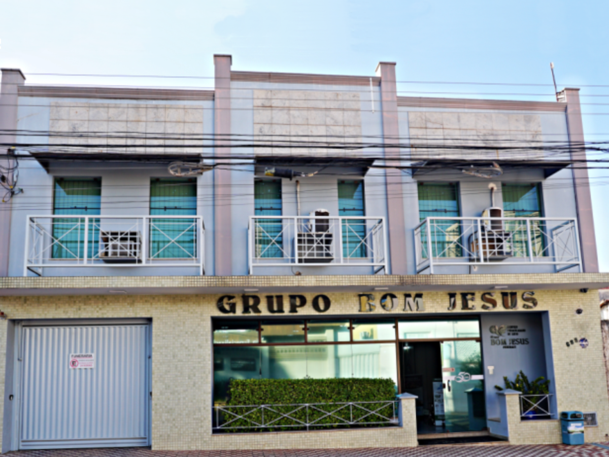 Um prédio com a palavra grupo