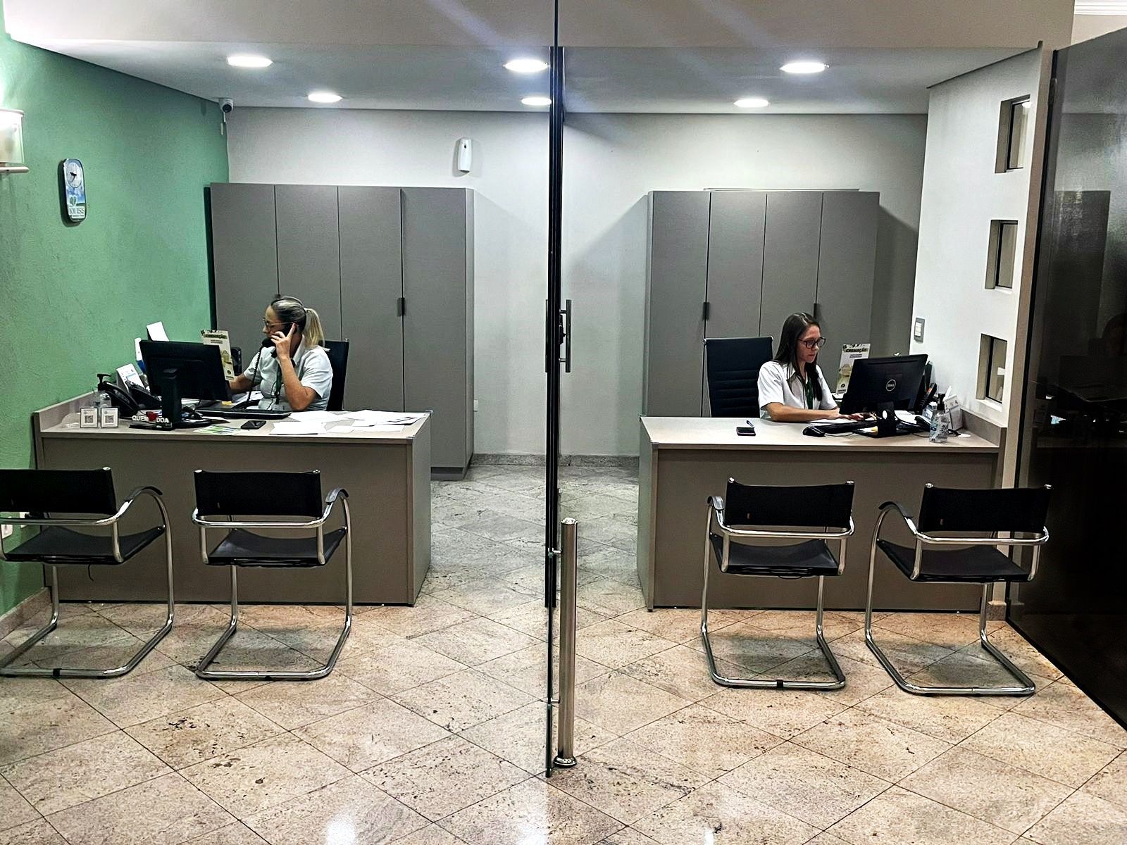 Uma mulher sentada em uma mesa falando ao celular