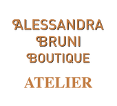 Logo con le scritte marroni "ALESSAndra Bruni Boutique" e "Atelier" centrate su uno sfondo bianco uniforme.