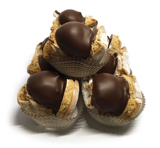 un mucchio di amaretti al kirsch giganti