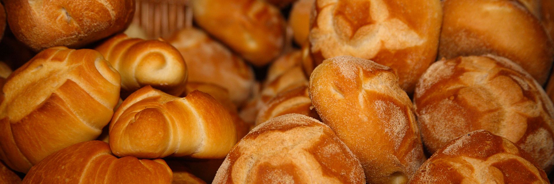 cesta di pane con michette al latte