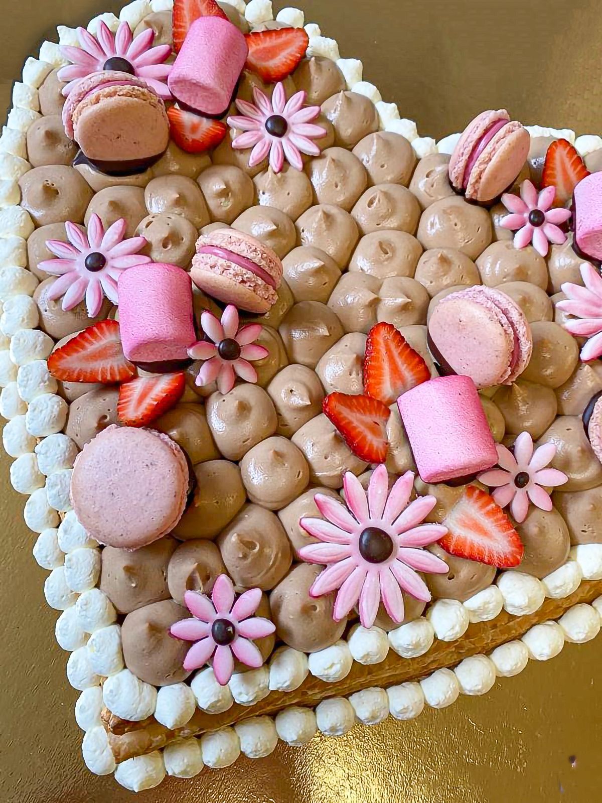 Torta di compleanno decorata con fiori e fragole