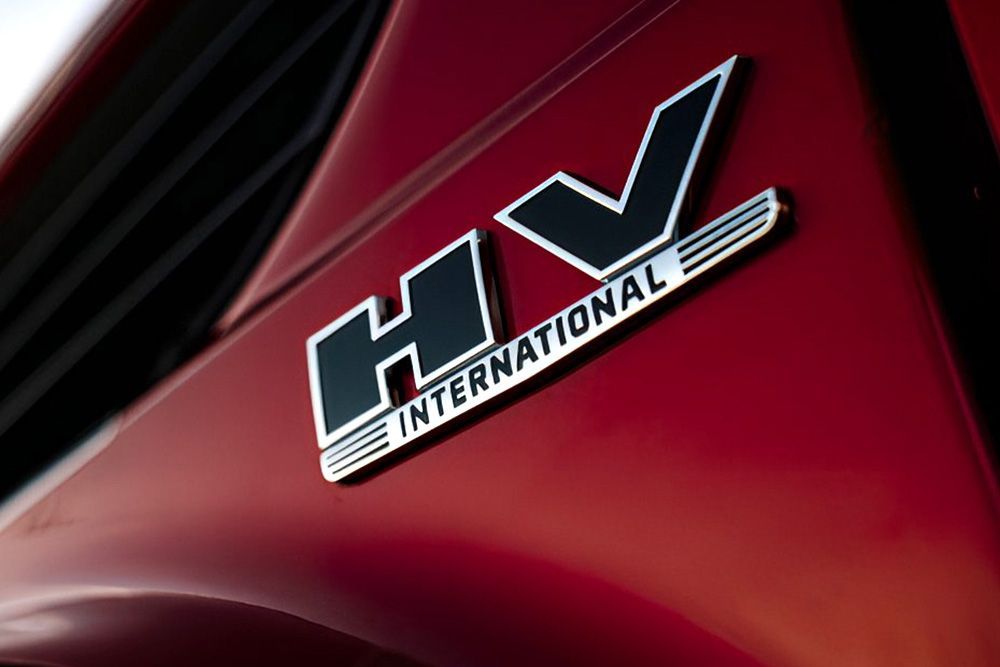 Logotipo HV International sobre camión HV rojo