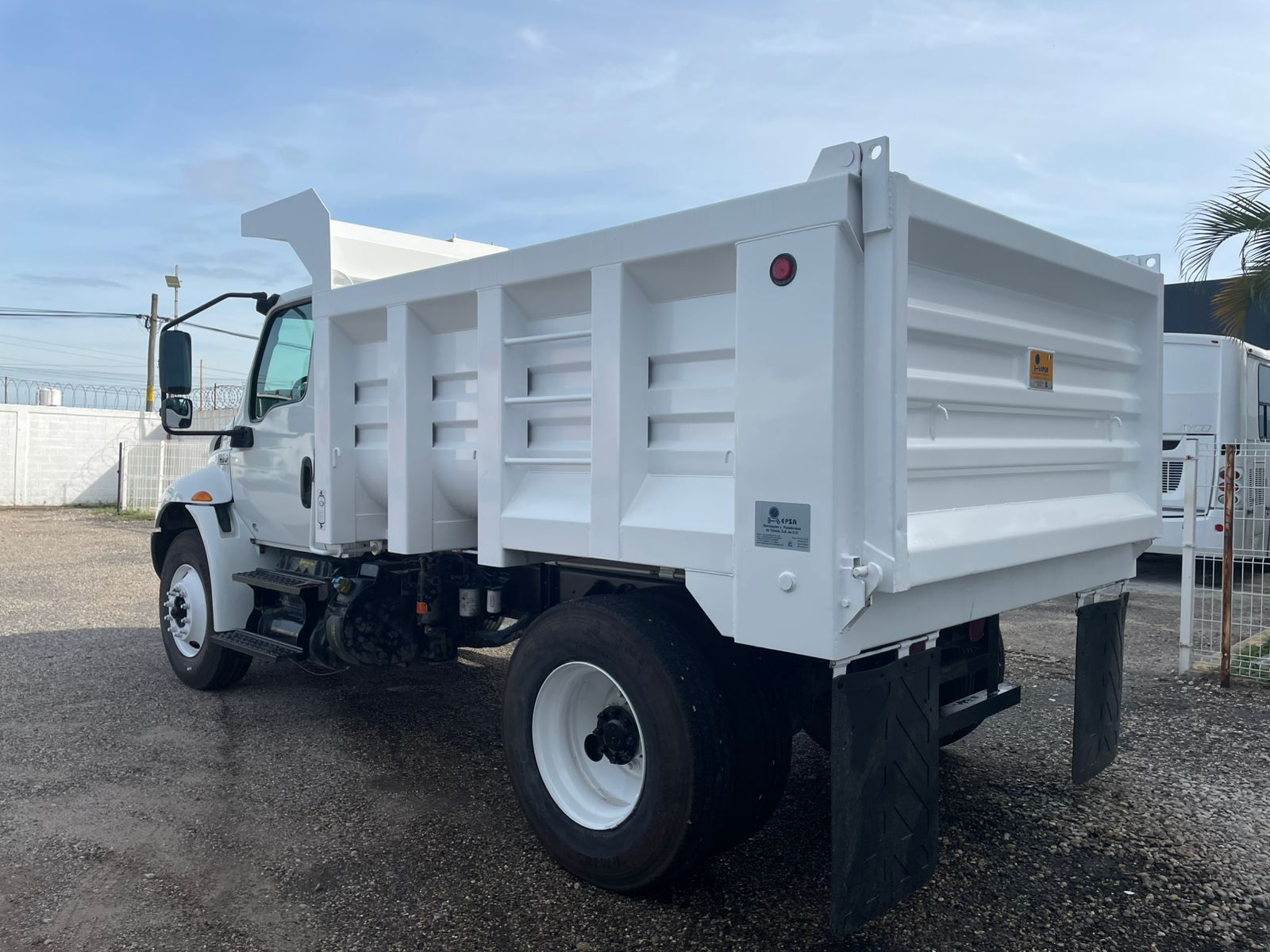 CAMION DE UN EJE SEMINUEVO DE 10 TONELADAS