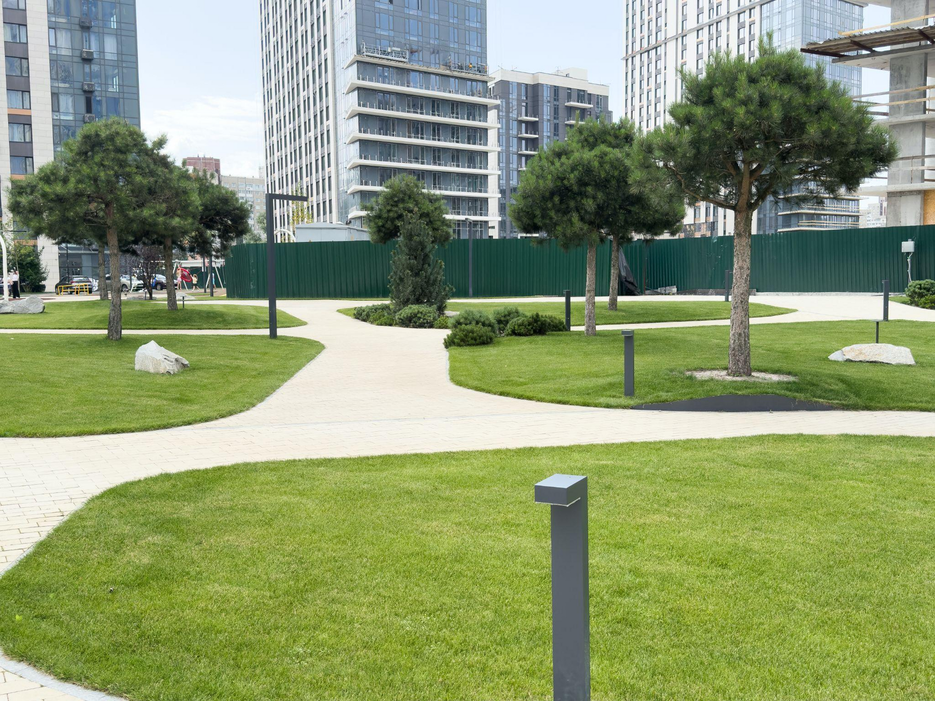 How to Design a Low-Maintenance Yard That Stays Green