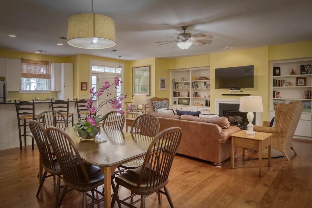 A living room with a table and chairs in it