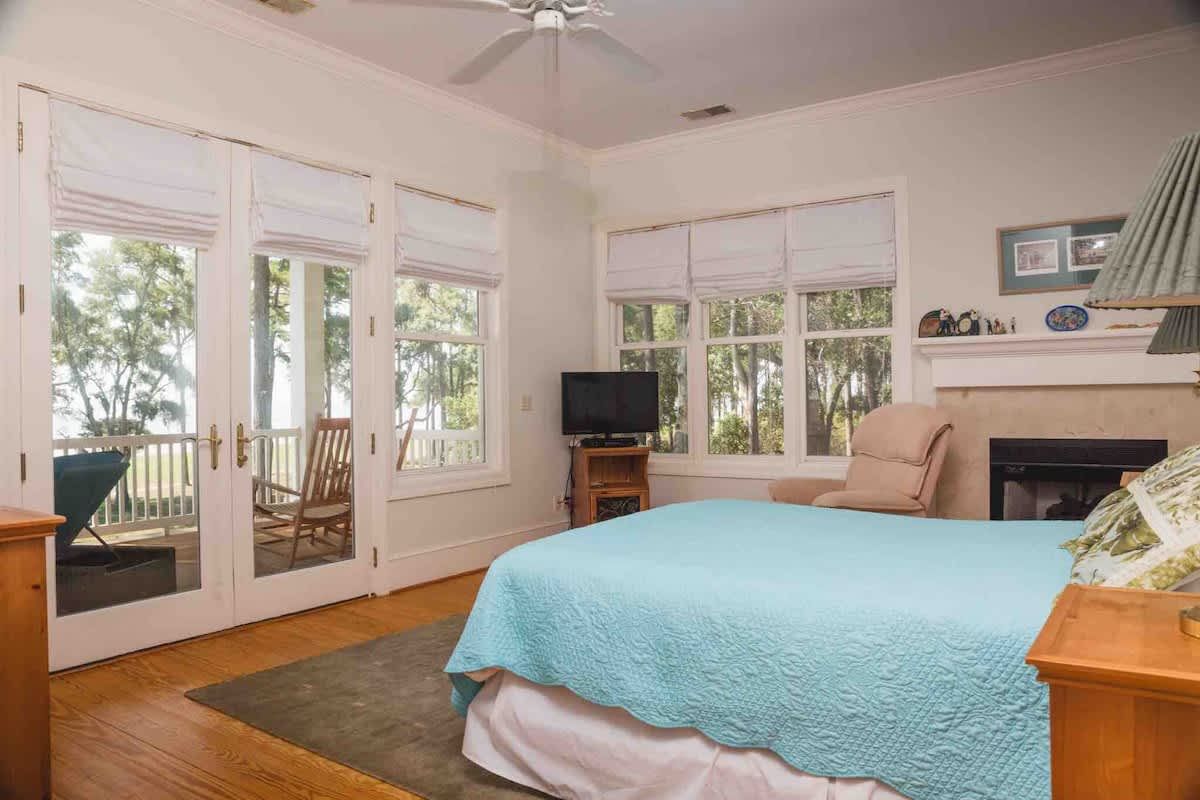 A bedroom with a day bed and a chair.