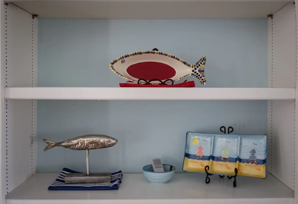 A shelf with a fish and a bowl on it