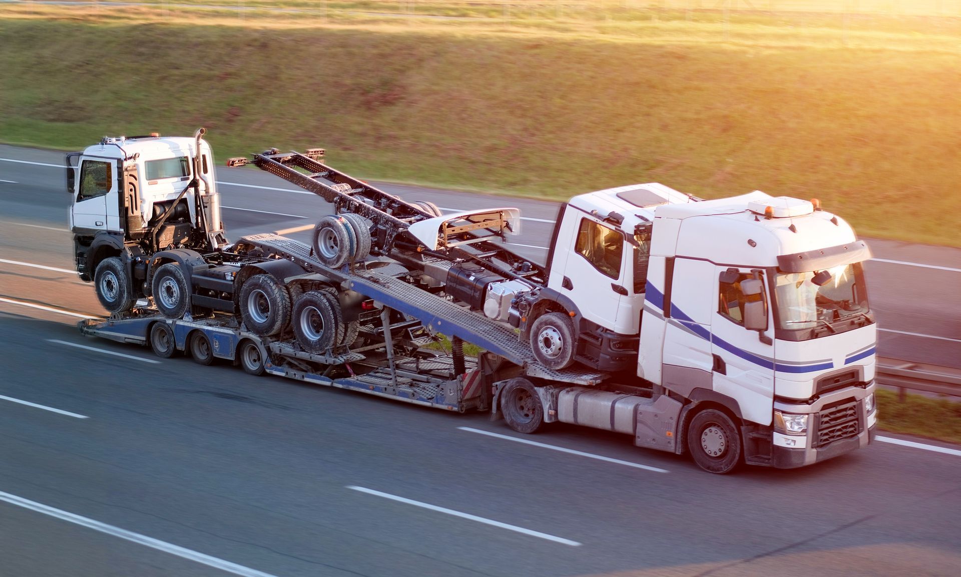 Semi truck towing two other semi truck that need to be repaired