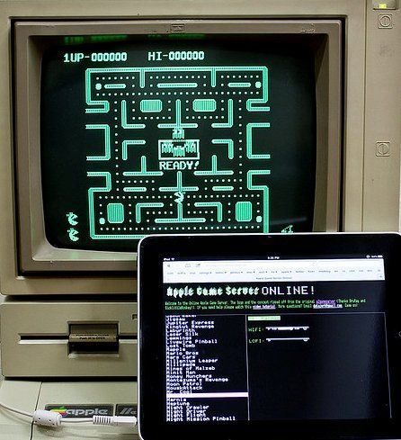 Um monitor de computador com um jogo pac man nele