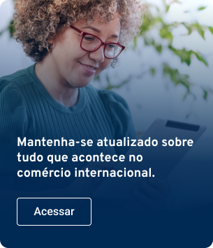 Uma mulher usando óculos sorri enquanto olha para um tablet